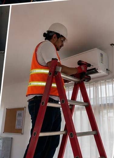 Técnico de ECOLAF instalando una unidad mini-split de pared en una pared interior